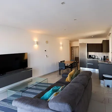 Large 3br Flat With Exceptional Marina Views Appartamento *
